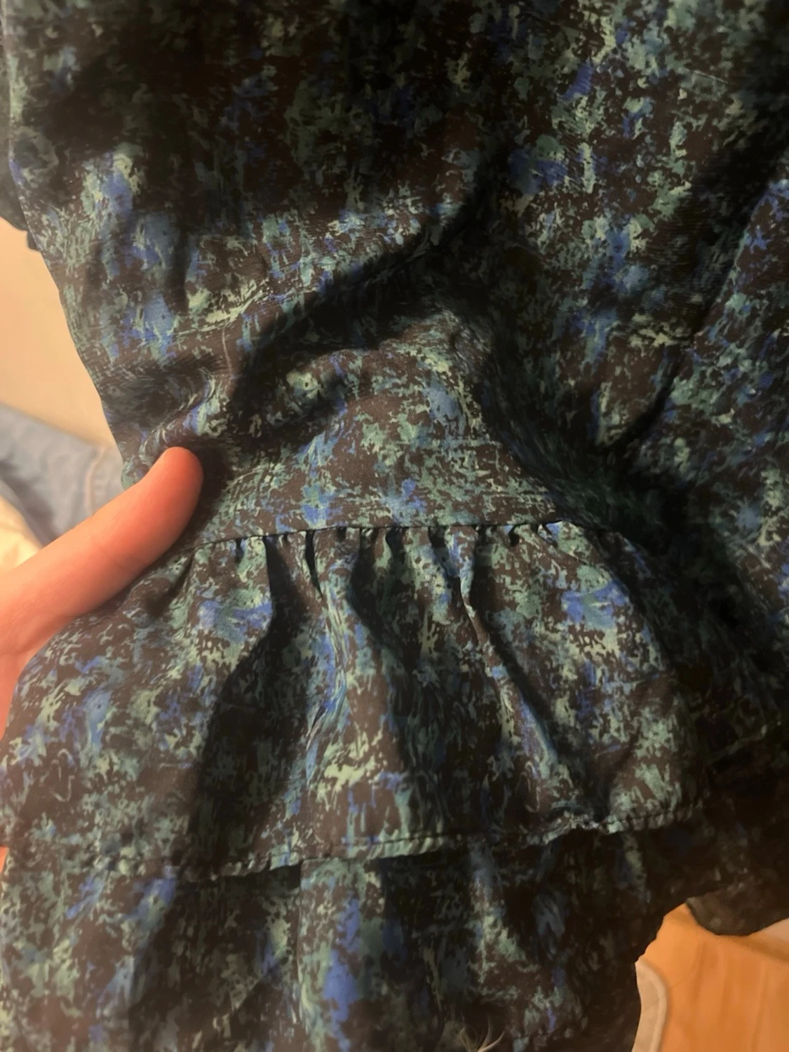 Mörkblå volangklänning med mönster - 1