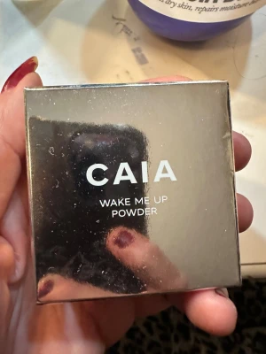 Caia Wake Up Banana Powder - Säljer en Caia Wake Up Banana under eye brightening powder. Ljusgul, matt löspuder i en snygg, spegelblank fyrkantig förpackning. Perfekt för att ljusa upp under ögonen och fixera sminket. Nyansen heter Banana.hwlt ny oöppnad 