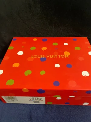 Beige handväska från Louis Vuitton - Säljer en snygg beige handväska från Louis Vuitton i exklusivt skinn. Väskan har guldiga metalldetaljer och LV-logga framtill, samt ett stilrent och modernt utseende. Perfekt för dig som vill ha en lyxig accessoar med ikonisk design. Använd kanske 5-6 gånger, ingen tecken på användning. PRIS KAN DISKUTERAS!