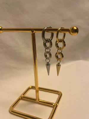 Örhängen  - Finns i guld och silver. Köp för 99kr/st Eller 185kr/ paret. Modell 149 Smyckes ställningen finns även att köpa för 299kr!