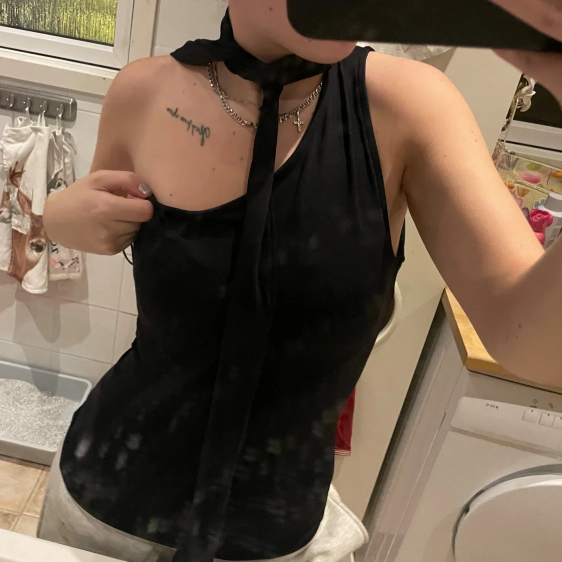 Svart ärmlös topp med scarf-detalj