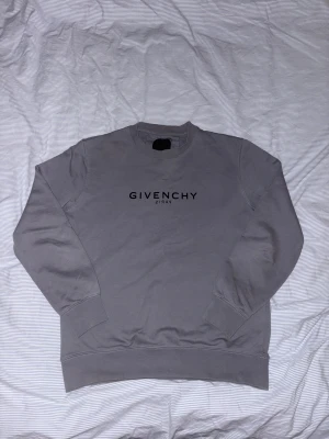 Givenchy - Säljer min givenchy tröja , har växt ur den. Den är i bra skick och den är omhändertagen mycket väl. Storlek S , grå med text på både fram och baksida.