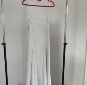 Klänning - Lång klänning som är lagom glittrig från Zara. Endast använd en gång, så super ny skick.