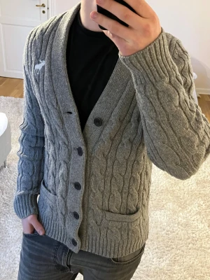 Stickad Cardigan  - Cardigan | Mycket bra skick | Size - L | Pris 449 | Hör av dig vid minsta fråga eller fundering📩