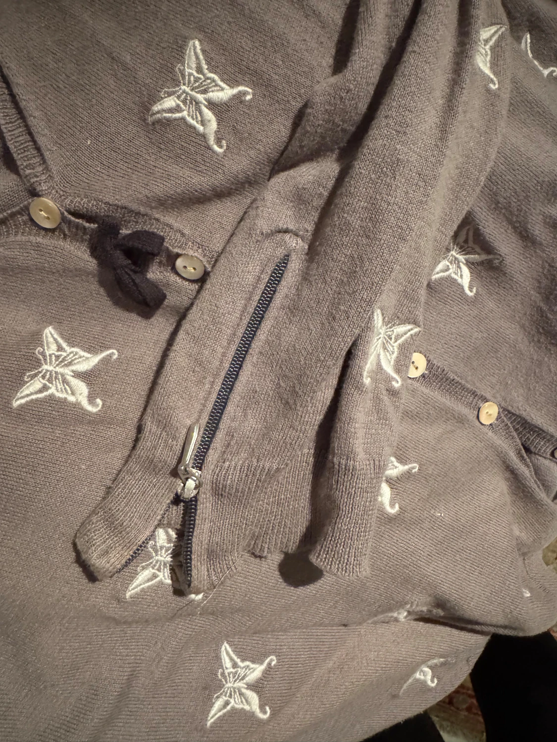 Grå kofta med broderade fjärilar - 2