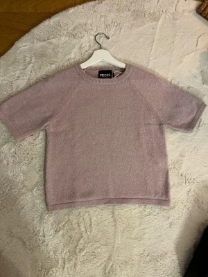 Stickad tröja - Superfin ljuslila stickad tröja från Pieces med korta ärmar. Tröjan är mjuk och sticks inte över huvudtaget😊den har inga defekter vad jag kan se🥰