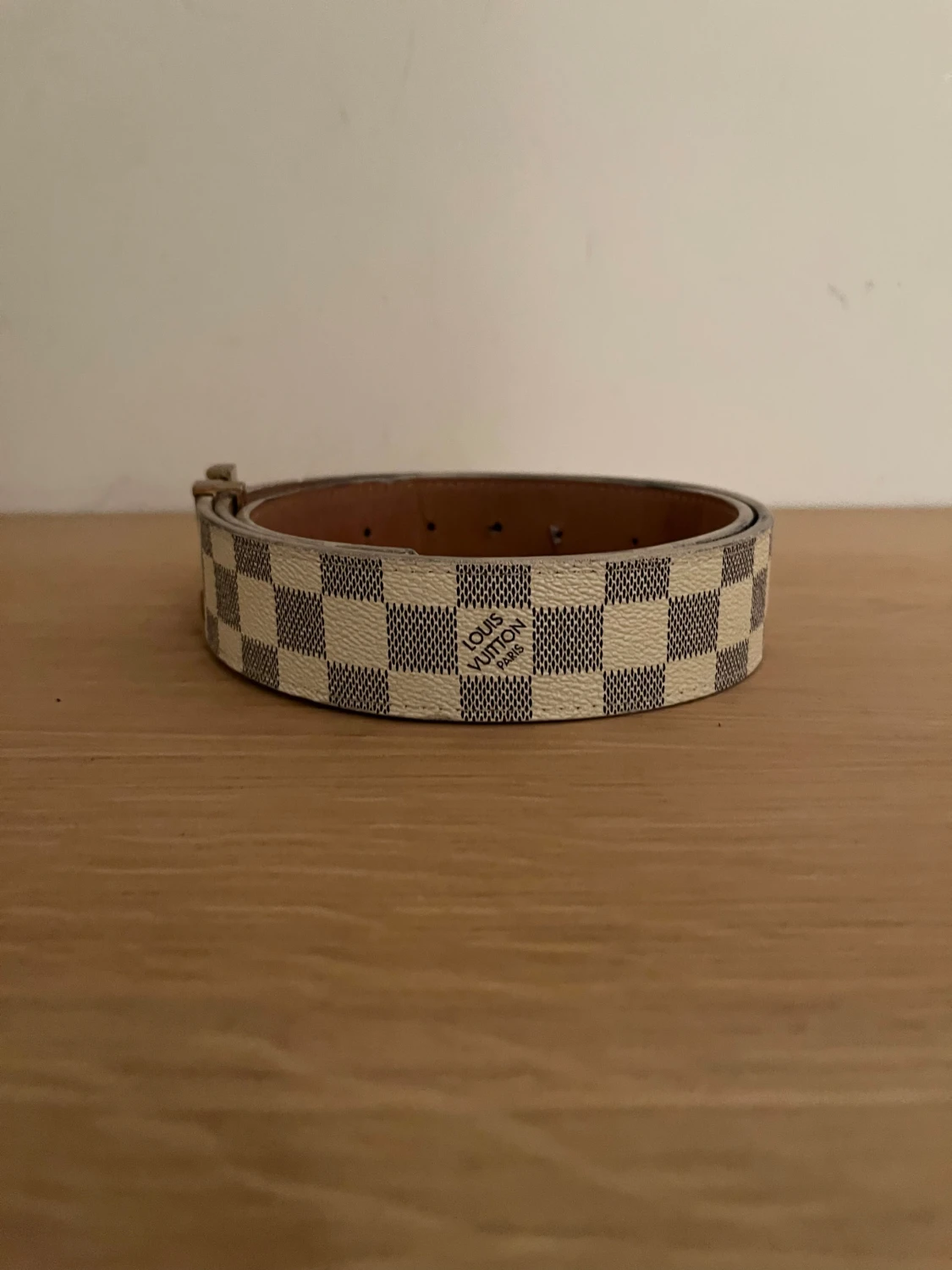 Beigest bälte med Guldigt märke. - 2