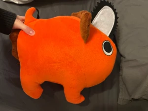 Chainsaw man gosedjur - Bilderna visar ett gosedjur som ser ut som Pochita från Chainsaw Man.