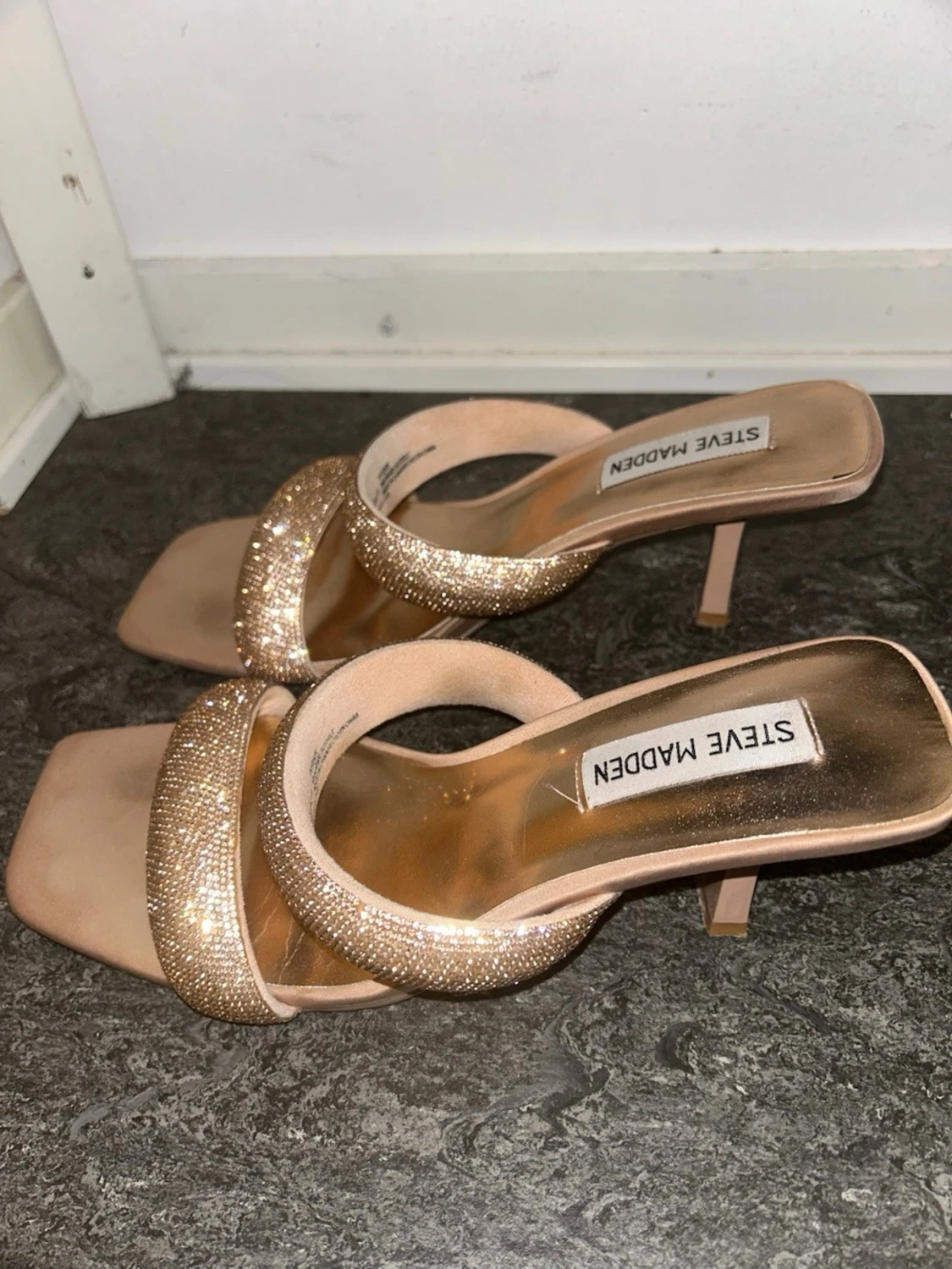 Glittriga guldiga klackar från Steve Madden