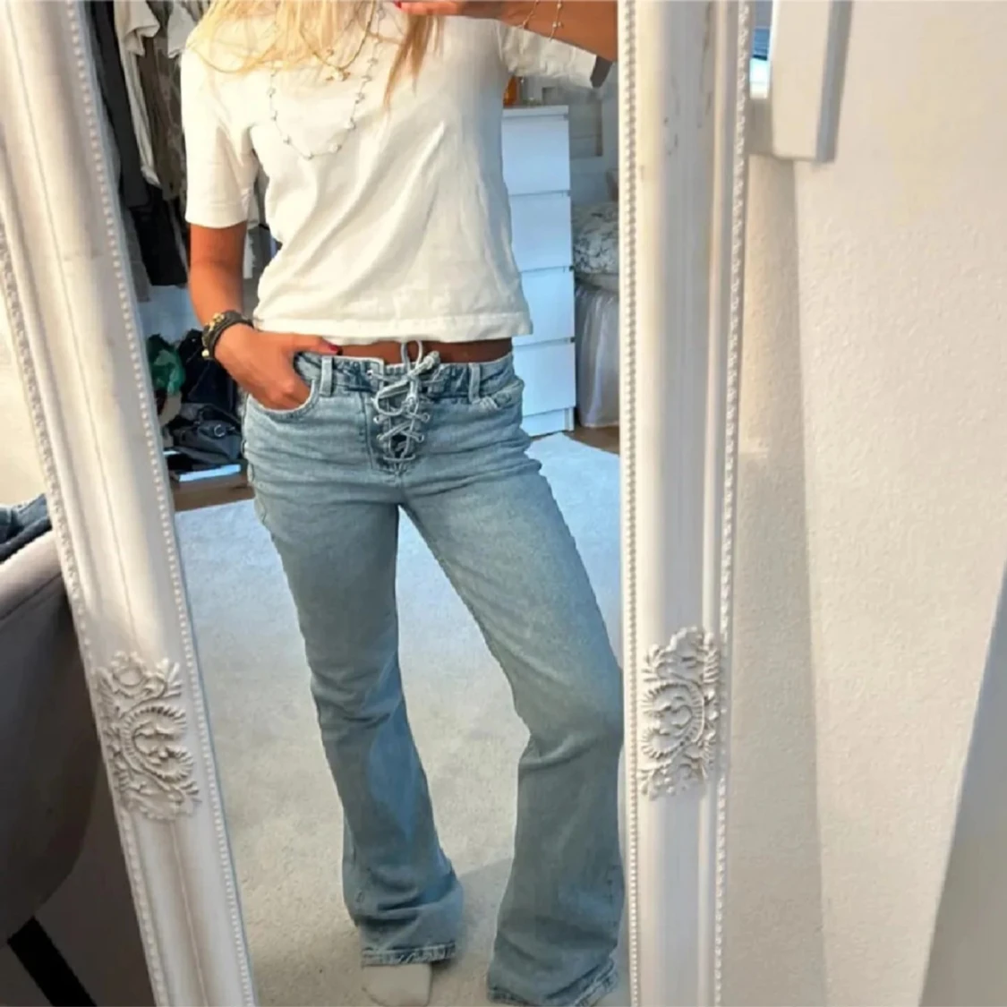 Ljusblå jeans med snörning