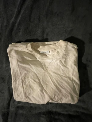 Sweatshirt från vailent - Vit tröja från vailent. Bra både i kallt och varmt, passar nästan allting. Skriv för fler frågor, pris kan diskuteras
