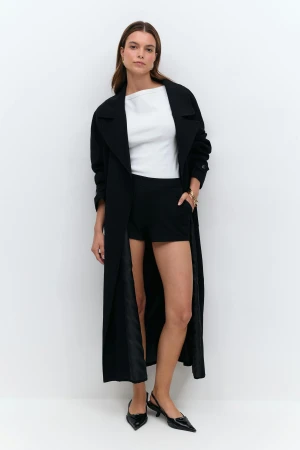 Kostymshorts - Svarta kostymshorts från Gina Tricot i storlek xs. Helt nya med prislapp. De är midwaist och har dragkedja på sidan. Slutsålda på hemsidan. Köp gärna bundle! Passa på nu medan det finns gratis frakt!                                                                                                              Jag säljer även mystery bag! Kontakta mig vid intresse!