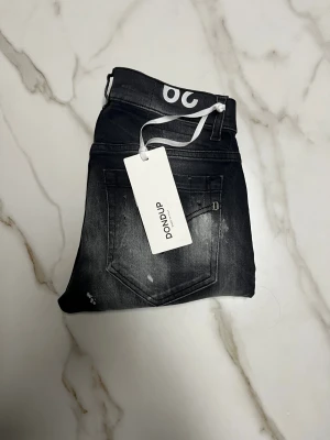 Dondup jeans - Säljer ett par riktigt feta Dondup George jeans som är helt nya! Riktigt snygga slitningar och jeansen är i storlek W29. Längd 101 cm. Skriv vid frågor! 🙌✅
