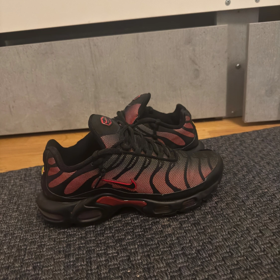 Nike Air Max Plus svarta/röda sneakers - 3