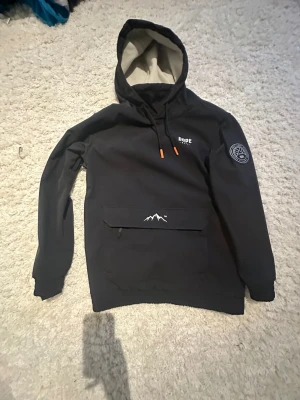 Fin skid jacka från dope  - Bra skick inga hål finns lite smuts på men går att ta bort med en blöt trasa skriv för mer information 