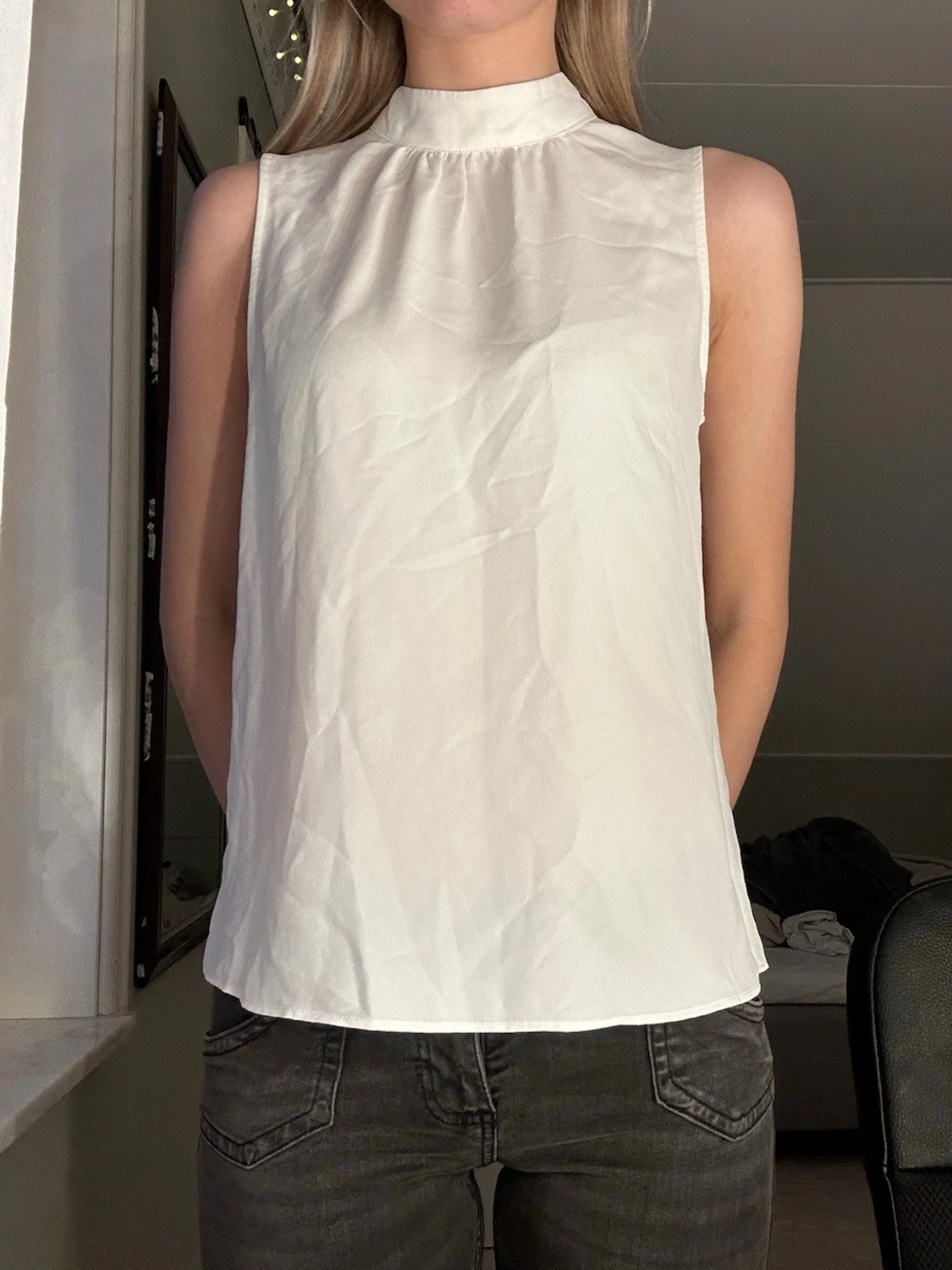 Vit ärmlös blus med rosett från H&M