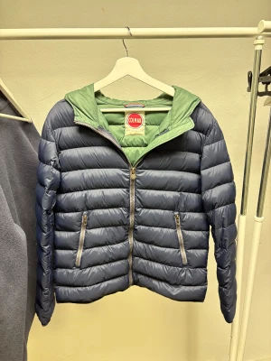 Colmar dunjacka  - IT46 passar S - Jag är 182 väger 75kg Väldigt fint skick i dunet och patchen  bara själva den man drar i är av men går fortfarande att dra upp och ner och stänga som vanligt