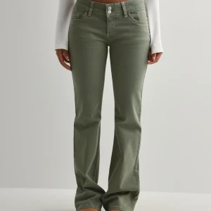 Gröna bootcut jeans Nelly - Använda max 4 gånger. Köpta för 700kr.