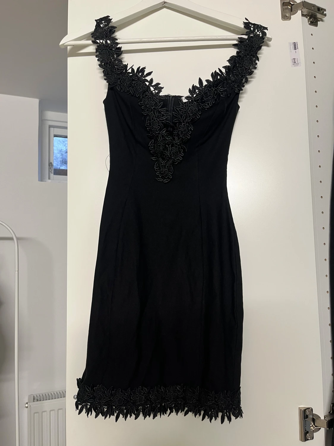 Svart kort klänning med spetsdetaljer