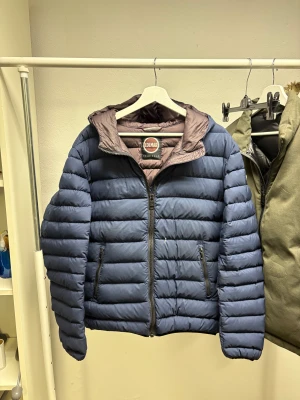 Colmar vinterjacka  - Colmar vinterjacka  Passar M/L - Jag är 182 väger 75kg  Dun och patch i väldigt fint skick - Två små pinholes, litet litet diskret smuts syns ej vid användning