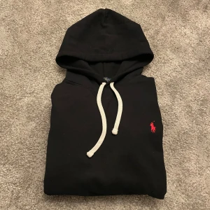 Svart Ralph lauren hoodie - Hej! Säljer en fin fin Ralph lauren hoodie i storlek S. Modellen är väldigt slim med en simpel design. Mycket bra skick. Hör av er vid frågor👋