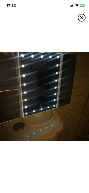 Sminkspegel med LED-belysning - Säljer en vit sminkspegel från lyko med LED-belysning och flera spegelpaneler. Spegeln har touch-knapp för ljus, roterbar fot och fack för småsaker. Drivs med 4 AA-batterier eller USB. Perfekt för att fixa sminket med bra ljus och olika vinklar.