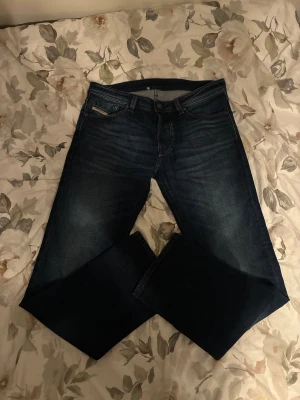 Diesel Jeans straight fit - Säljer dessa jeans från Diesel, modellen är 1985 larkee och har en straight passform. Storleken är W34 och L32 men passar även närliggande storlekar. De är i helt nytt skick och aldrig använts säljer då de aldrig användes. Nytt pris för dessa är på cirka 2000kr. Vid frågor är det bara att hör av sig👍(är väldigt flexibel vid prisförslag vid en snabbaffär)