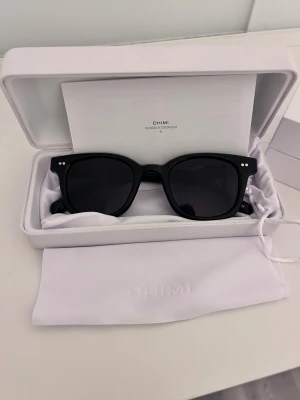 Svart CHIMI solglasögon  - Snygga svarta solglasögon från CHIMI med klassisk fyrkantig form och mörka linser. Kommer med original vit box och mjukt fodral med. Helt nya och aldrig använda. Nypris 1400