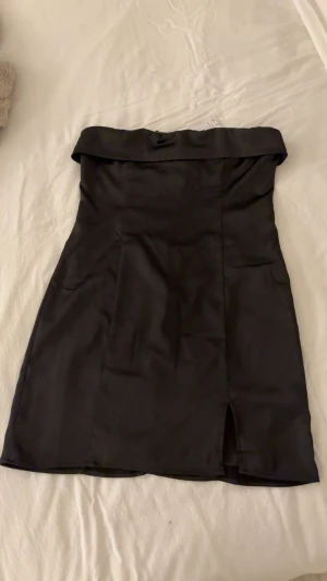 Mini klänning satin - Mini klänning i satin från Gina, aldrig använd prislapp kvar :)) storlek 38