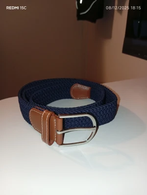 Blått flätat bälte  - Ny blå flätat bälte den är 110 cm den är snygg 