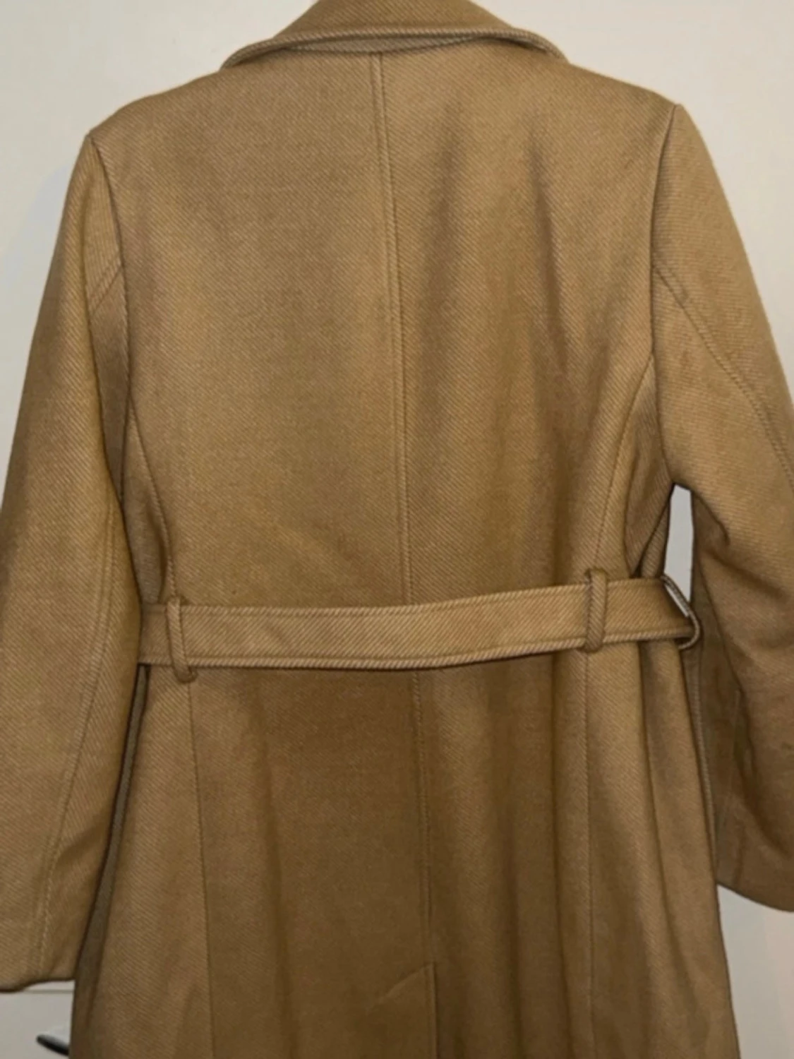 Beige kappa med bälte och bred krage - 6