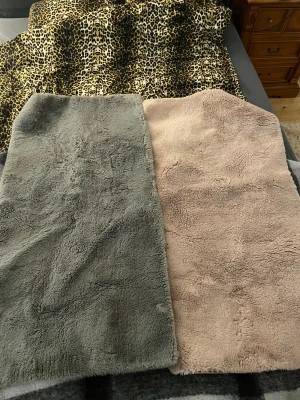 Grå och beige pälsväst - Två mjuka och fluffiga mindre mattor. Använt vid sängen. En grå och en rosa. Tvättade i parfymfritt men hund finns i hemmet. 
