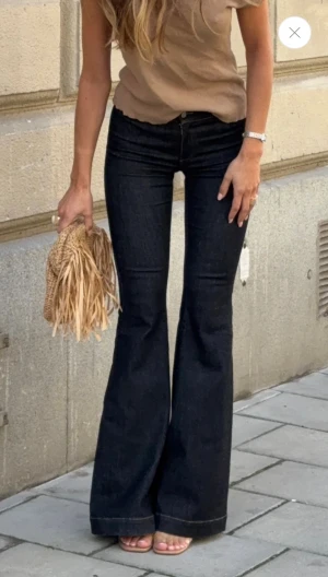 Mörkblå bootcut jeans from Alobha Label - Säljer dessa super snygga jeans från Alobha label, helt ny med prislapp! De passade tyvärr inte mig helt som önskat, bilder med byxorna på kan fixas 🥰💕