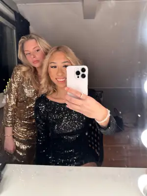 Säljer en svart kortklänning med glittriga paljetter och långärmad design. Klänningen har en snygg öppen rygg och figurnära passform som ger en riktigt festlig vibe. Perfekt inför nyår. 