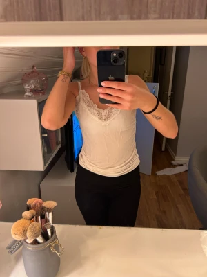 Vit linne med spets - Vit linne med spets från object i storlek xs/s