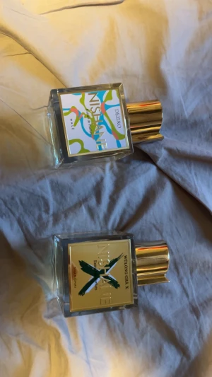 Samples på Nishane Deziro & Wulong Cha X 1,3,5ml  - Två exklusiva Extrait de Parfum från Nishane: Deziro och Wulong Cha X. Perfekt för dig som vill sticka ut med något unikt och trendigt.  Varje sample innehåller 1,3 eller 5 ml men man kan självklart köpa flera samples av samma doft, skriv vid frågor och kolla gärna in mina andra annonser, ifall ni skulle vara intresserade av att köpa hela flaskorna så skulle ni kunna ge prisförslag.