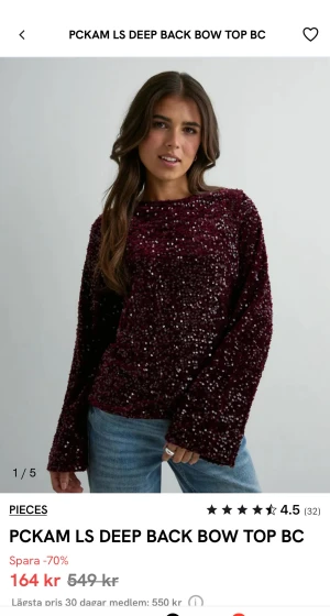 SÖKER‼️ den här toppen från Nelly i storlek ”S” - Vinröd långärmad topp täckt av glittriga paljetter, med öppen rygg och stor rosett bak. SKULLE NÅGON HA DENNA TRÖJA SKRIV TILL MIG