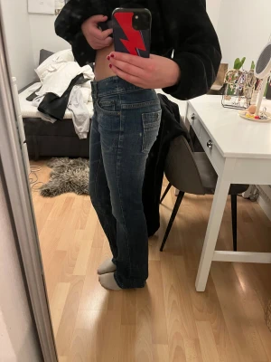 Vero Moda bootcut jeans - Säljer dessa jättesnygga lågmidjade jeans från Vero Moda då de inte kommer till användning, det står att de är storlek 34 men jag skulle snarare säga att de är 36, skulle nog kunna passa 38 också då de är lite stretchiga🥰 innerbenslängden är 87 cm, passar ganska bra på mig är ca 170 för referens, lite långa dock💞 lite slitningar längst ned på byxbenen men inget som syns eller märks💕