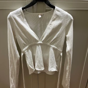 Topp med knytning - En jättesöt topp från Nelly med knytning, storlek S. Använd ett fåtal gånger men fortfarande i bra skick. 