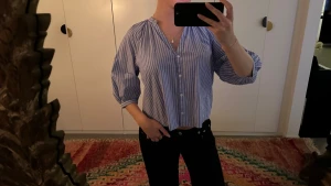 Blårandig blus/skjorta med knappar - Snygg blårandig blusskjorta med vita knappar, trekvartsätm