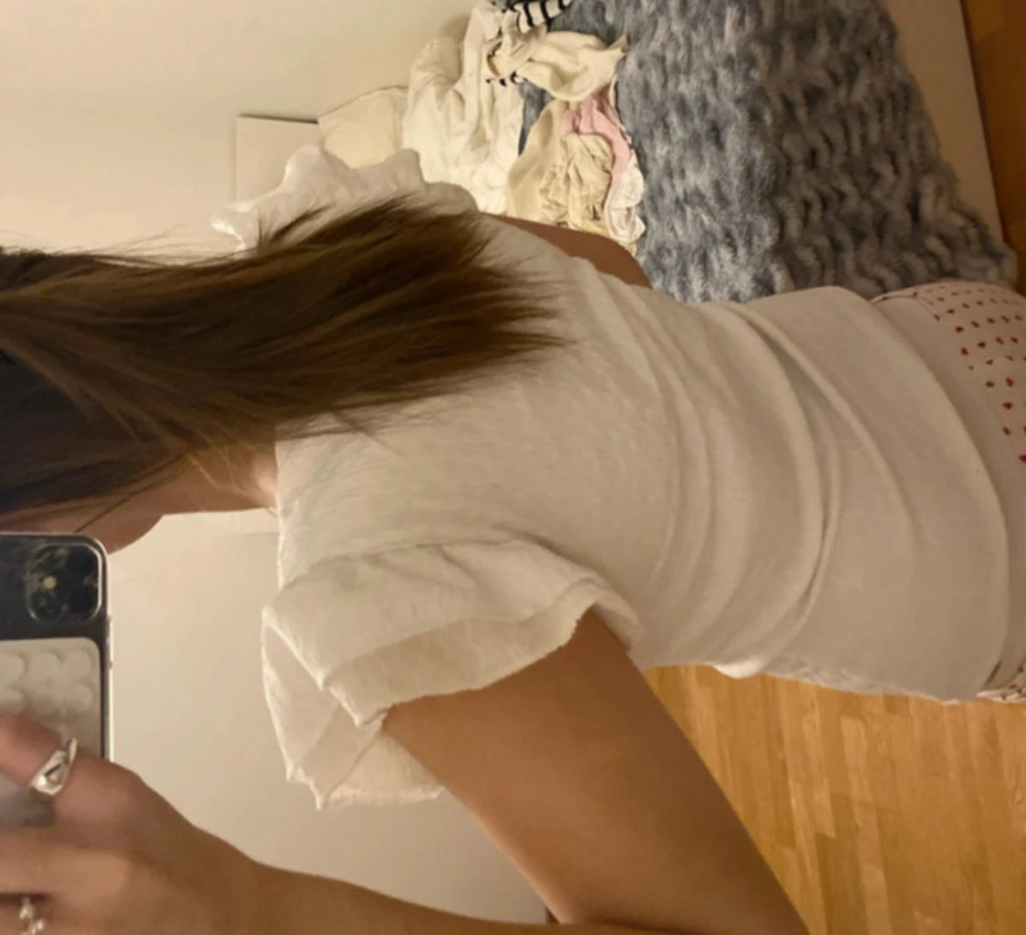 Vit topp med volangärm från Amisu - 1