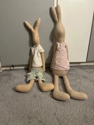 Två stycken kaniner till prydnad med kläder till  - Prydnad perfekt till ett barn rum går att pruta♥️