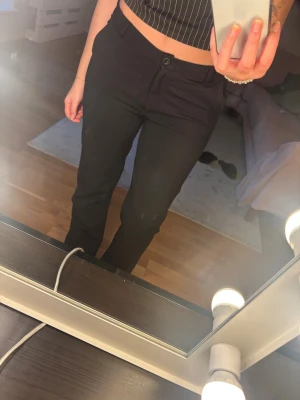 Svarta kostymbyxor med rak passform - Snygga svarta kostymbyxor med rak passform och bra midja. Använda men inget slitet. 