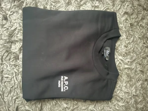 Svart sweatshirt från A.P.C. - Svart rue madame sweatshirt från A.P.C. Den är endast använd 1 gång så den är typ helt oanvänd. Storlek S.