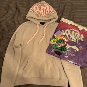 Syna World Tracksuit - Skick: 9/10 Passform: Byxorna sitter åt lite men hoodien sitter normalt  Jag säljer tracksuiten eftersom den blivit för liten för mig! Priset är inte hugget i sten så hör av dig!👍🏼