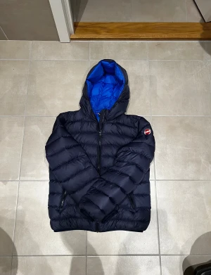 Mörkblå Colmar jacka - Säljer en mörkblå dunjacka från Colmar i storlek S. Insidan är blå och den är vadderad för extra värme, perfekt till vintern. Den är i mycket bra skick. Priset kan diskuteras. Bara att höra av sig vid frågor! 