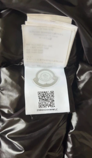Svart dunväst från Moncler - Säljer en svart dunväst från Moncler med klassisk logotyp på bröstet. Oanvänd i storlek M/2