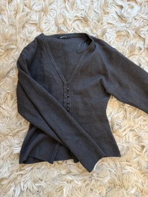 Mörkgrå kofta från Gina Tricot - Snygg och bra skick, säljer då jag har en annan i en annan färg och denna inte längre kommer till användning🩷