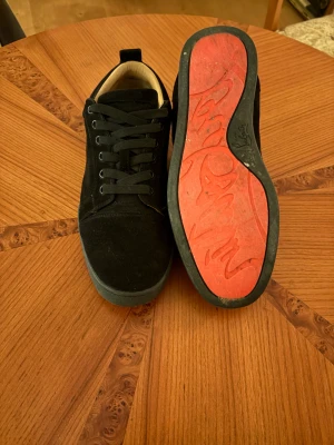 Christian Louboutin svarta  - Svarta Louboutin skor. Skicket är bra förutom att sulan är lite repig