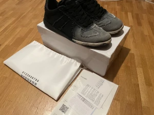 Maison margiela gats - Margiela gats med låda, påse och kvitto. I både skorna så finns det två små hål vid hällen. Trots de så är dom fortfarande sköna.(Du vet varför dom är billiga)